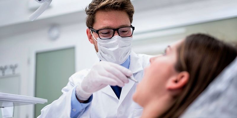 服用骨质疏松药物,牙科治疗安全吗?地舒单抗与颌骨坏死风险解析