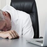 为什么总做噩梦？深度解析高压环境下的梦境机制与4大科学应对策略
