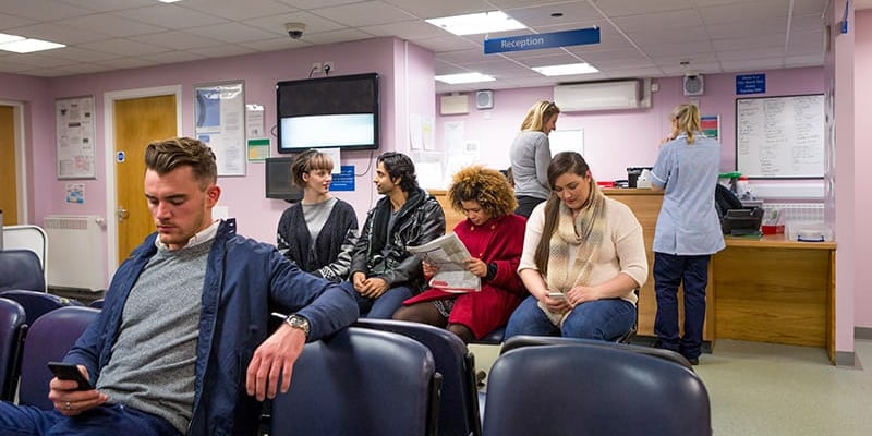 英国NHS就医等待创新高：肿瘤转诊激增背后，癌症患者如何打破治疗延误困局？